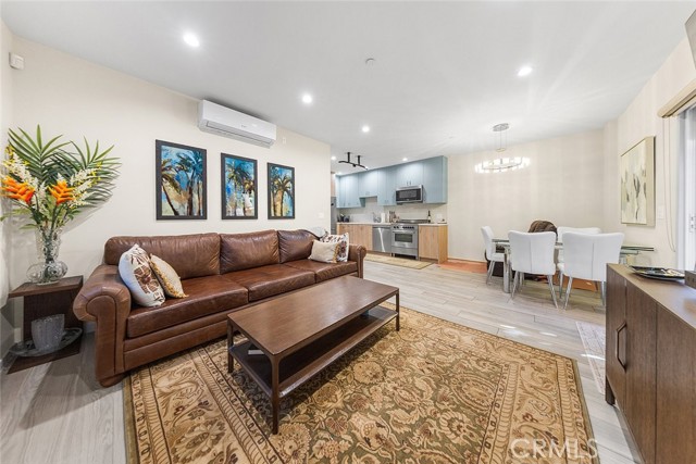 Detail Gallery Image 8 of 13 For 18748 1/2 Collins St, Tarzana,  CA 91356 - 1 Beds | 1 Baths