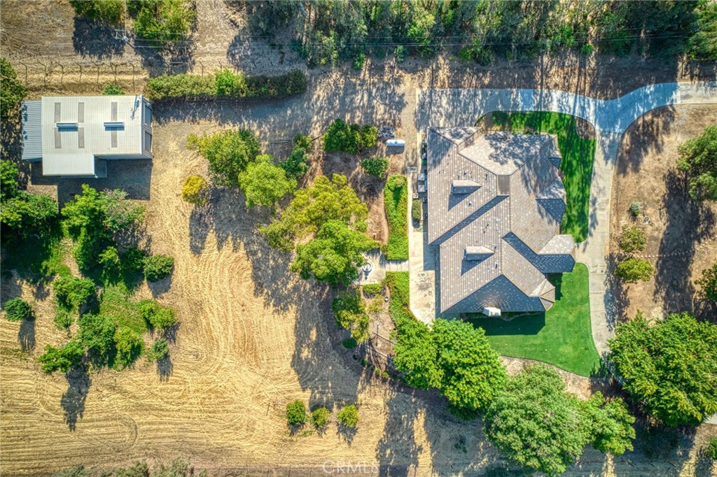https://media.crmls.org/medias/f61e7f8d-f6f3-432c-9438-9042058fb635.jpg?preset=X-Large