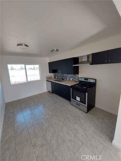 Detail Gallery Image 3 of 9 For 136 W Saginaw Way #203,  Fresno,  CA 93705 - 2 Beds | 1 Baths