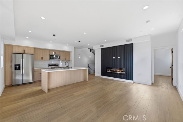 Detail Gallery Image 4 of 19 For 13602 Burbank Bld, Sherman Oaks,  CA 91401 - 4 Beds | 4/1 Baths