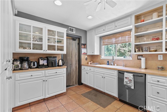21101 Rosedell Drive, Saugus CA: https://media.crmls.org/medias/f620de0d-3303-439d-87c3-380876fbbdd3.jpg