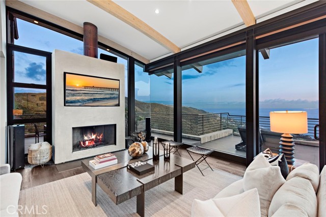 Detail Gallery Image 3 of 49 For 591 Balboa Ave, Laguna Beach,  CA 92651 - 4 Beds | 4/1 Baths