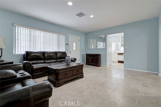 Detail Gallery Image 4 of 54 For 6648 Gaviota Ave, Lake Balboa,  CA 91406 - 4 Beds | 4 Baths