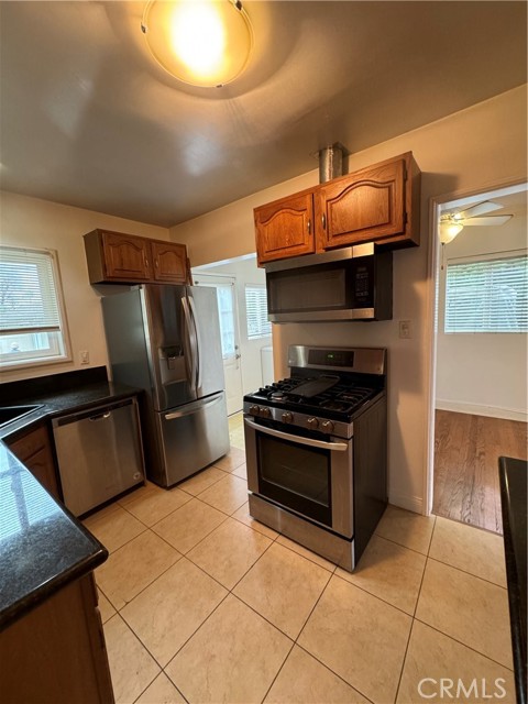 Detail Gallery Image 8 of 17 For 5722 Cedros Ave, Van Nuys,  CA 91411 - 3 Beds | 2 Baths