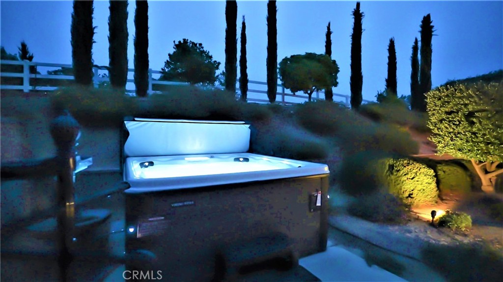 https://media.crmls.org/medias/f62bee26-df4e-47cb-987f-b86ab16dbe6f.jpg?preset=X-Large
