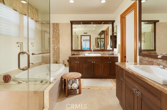 5 Sea View Lane, Newport Coast CA: https://media.crmls.org/medias/f62cf369-a57e-460a-b87f-851deeda608a.jpg