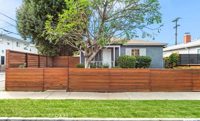 Detail Gallery Image 2 of 42 For 3989 Coolidge, Los Angeles,  CA 90066 - 3 Beds | 2 Baths