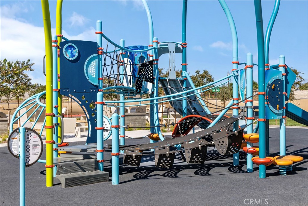 https://media.crmls.org/medias/f632d277-cb41-4001-a0f1-e8f4502d346e.jpg?preset=X-Large