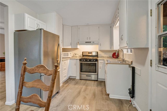 Detail Gallery Image 10 of 22 For 32159 Cove Cir, Running Springs,  CA 92382 - 2 Beds | 1 Baths