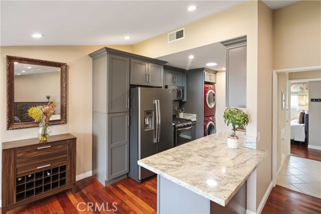 Detail Gallery Image 11 of 24 For 19221 Avenue of the Oaks a,  Newhall,  CA 91321 - 2 Beds | 1 Baths