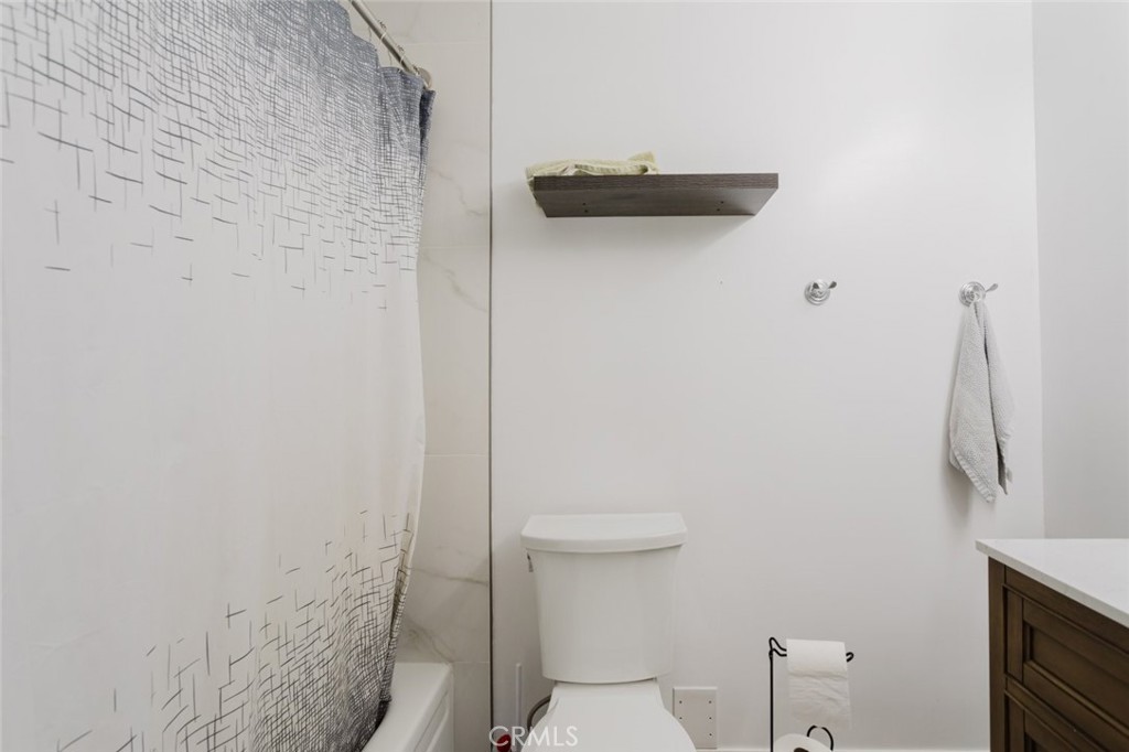 https://media.crmls.org/medias/f6362e4e-c6e6-4b5a-b220-d2ad8b453b3a.jpg?preset=X-Large