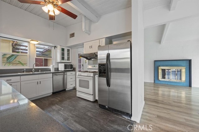 Detail Gallery Image 5 of 17 For 18027 Hemmingway St, Reseda,  CA 91335 - 3 Beds | 3 Baths