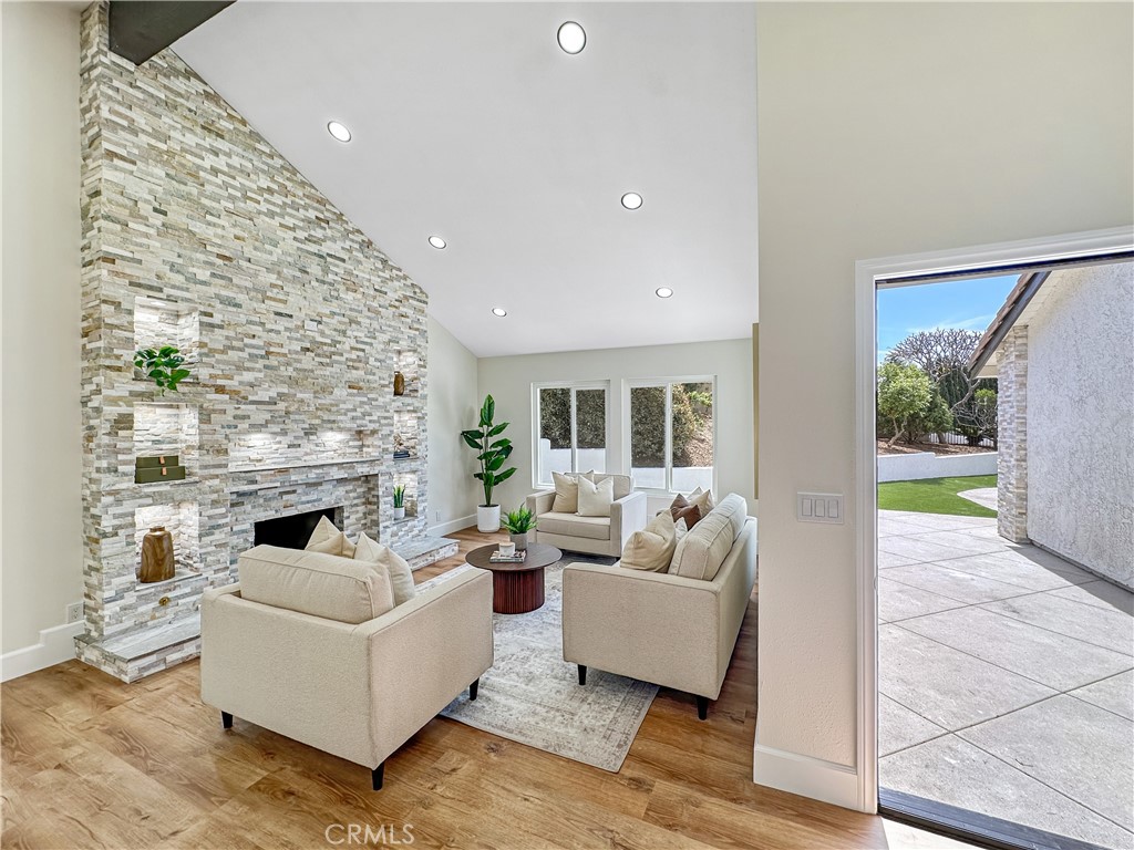 https://media.crmls.org/medias/f63e8186-900d-4b58-a227-0ba68a1ea4ca.jpg?preset=X-Large