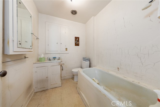 124 S Olive Avenue, Rialto CA: https://media.crmls.org/medias/f63e85a8-87e6-46d4-b22e-7a881447c7de.jpg
