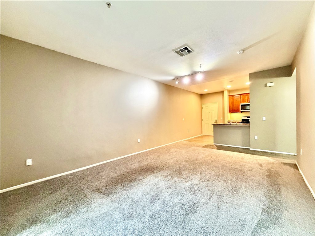 https://media.crmls.org/medias/f63f257a-922c-4d32-8d7d-a9652bed097f.jpg?preset=X-Large