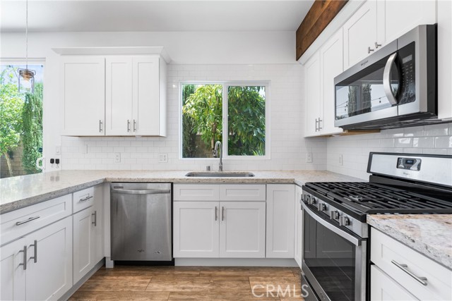 Detail Gallery Image 7 of 20 For 1529 Patricia Ave #6,  Simi Valley,  CA 93065 - 3 Beds | 2/1 Baths