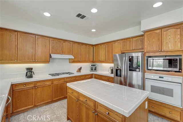13576 Oxford Ct, Chino CA: https://media.crmls.org/medias/f6428fb6-a6b9-4d13-a8f1-b74202f179f5.jpg
