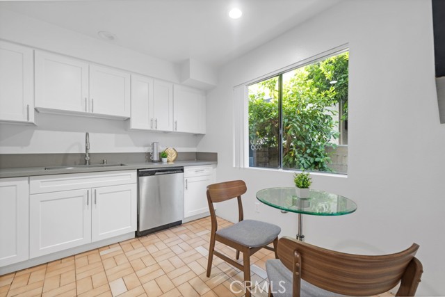 Detail Gallery Image 8 of 36 For 9047 Willis Ave #7,  Panorama City,  CA 91402 - 3 Beds | 2/1 Baths