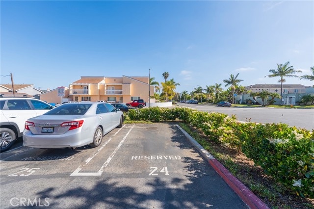 409 Utica Avenue, Huntington Beach CA: https://media.crmls.org/medias/f644b667-7ba1-4d60-967e-53da1a2b677b.jpg