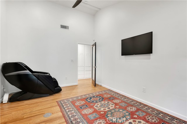 Detail Gallery Image 18 of 29 For 19943 Oxnard, Woodland Hills,  CA 91367 - 4 Beds | 3 Baths