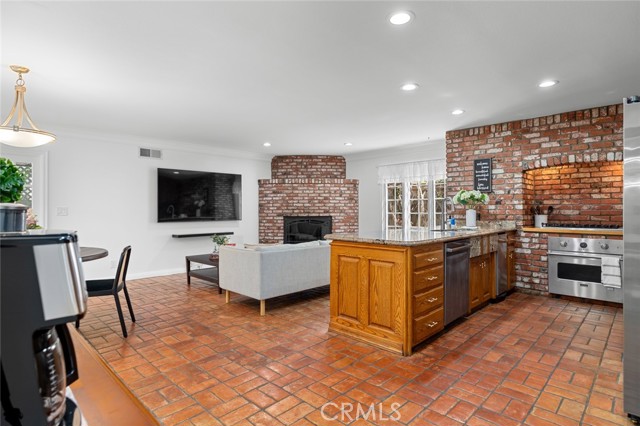 16842 Harkness Circle, Huntington Beach CA: https://media.crmls.org/medias/f6459047-71fd-487f-99c2-f12a1004a150.jpg