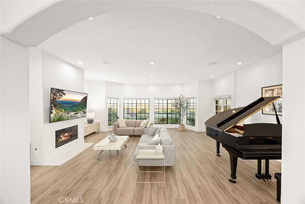 MLS #WS25257279 image #14