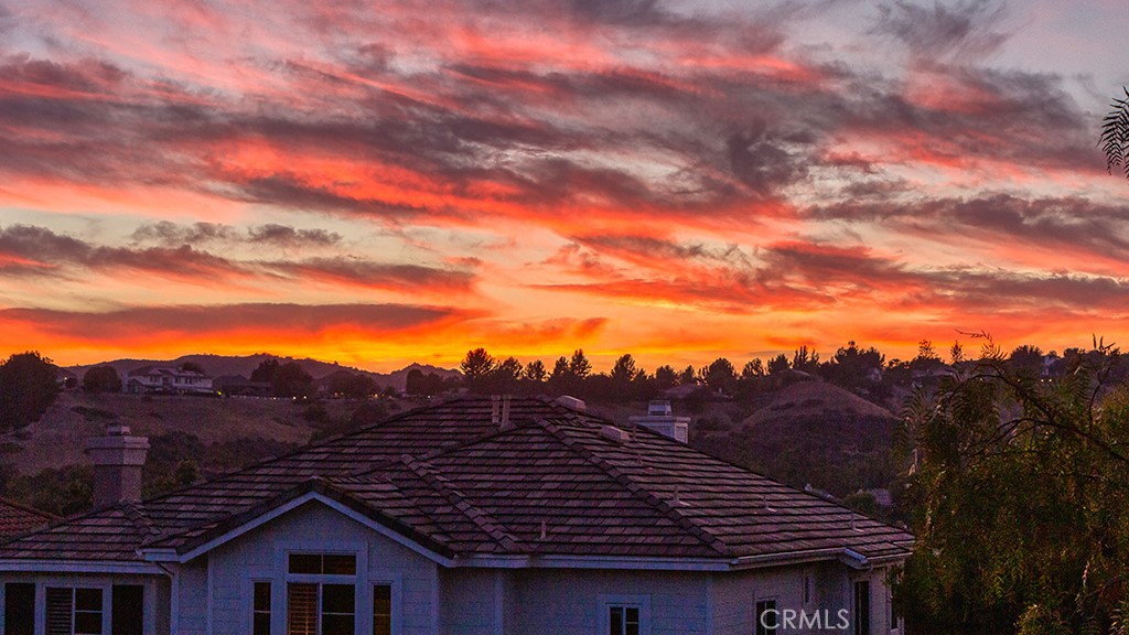 https://media.crmls.org/medias/f6481ab1-8963-498a-8ef9-3b292cb5a8d9.jpg?preset=X-Large