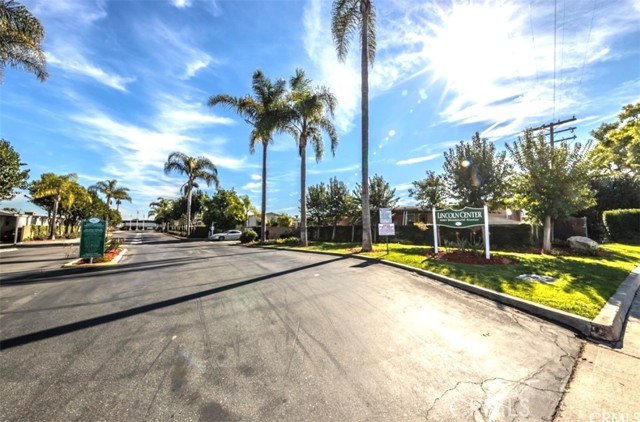 9080 Bloomfield Avenue, Cypress CA: https://media.crmls.org/medias/f64a06a4-8837-49ab-80ec-c2f88e0b21cb.jpg