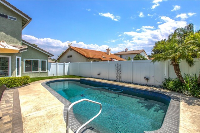 100 Waters Court, Redlands CA: https://media.crmls.org/medias/f64d3976-4757-4451-8d46-f057c06e4767.jpg