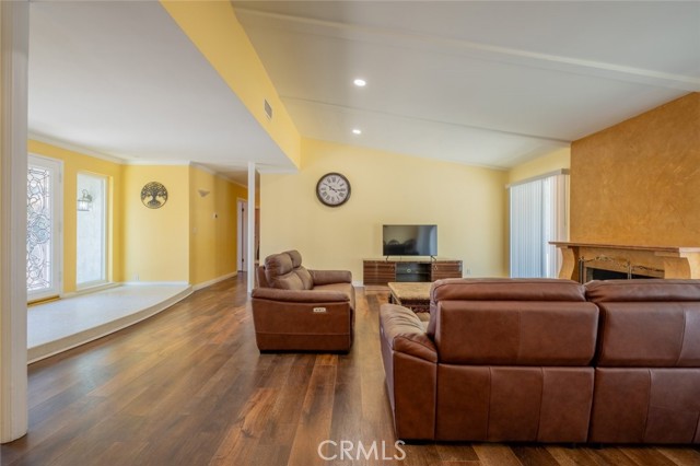 19941 Hiawatha Street, Chatsworth CA: https://media.crmls.org/medias/f64e7bd9-59ef-441a-b352-532374d12e6f.jpg