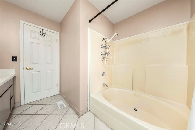 Detail Gallery Image 11 of 30 For 40701 Rancho Vista Bld #142,  Palmdale,  CA 93551 - 3 Beds | 2/1 Baths