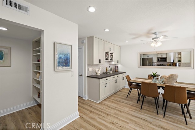 4 Riptide Court, Newport Beach CA: https://media.crmls.org/medias/f64f28c4-3a2c-4589-9492-a88ce0ee5f71.jpg