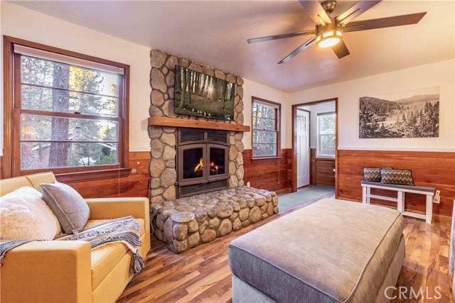 Detail Gallery Image 4 of 27 For 41617 Brownie Ln, Big Bear Lake,  CA 92315 - 4 Beds | 3 Baths