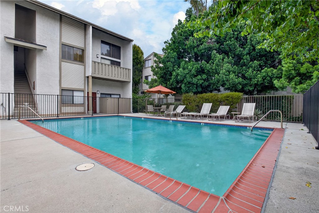 https://media.crmls.org/medias/f6501b99-36c4-467b-8566-7e57288bd68b.jpg?preset=X-Large