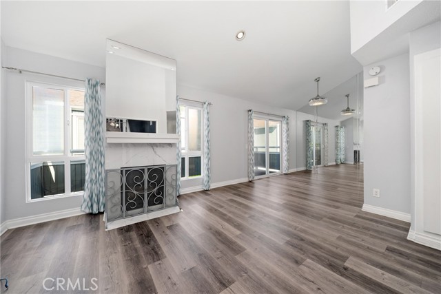 Detail Gallery Image 2 of 28 For 24 Seaside, Newport Beach,  CA 92663 - 2 Beds | 2 Baths