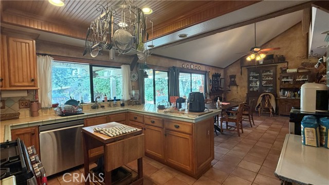 Detail Gallery Image 17 of 44 For 377 Oldstone Ct, Simi Valley,  CA 93065 - 4 Beds | 2 Baths