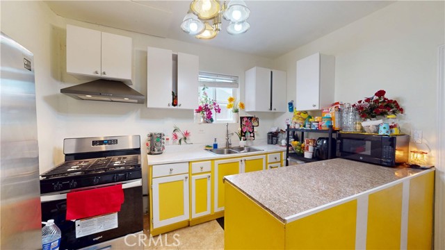 1155 E 58th Drive, Los Angeles CA: https://media.crmls.org/medias/f6556cf5-b33e-4ba3-b2df-76d6278d103f.jpg