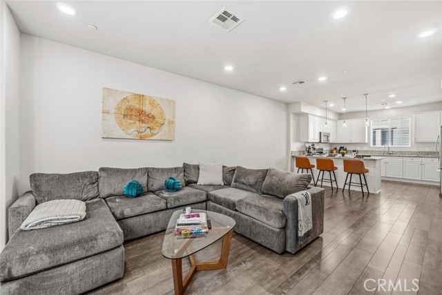 Detail Gallery Image 14 of 47 For 7214 N Chestnut, Van Nuys,  CA 91405 - 2 Beds | 3 Baths