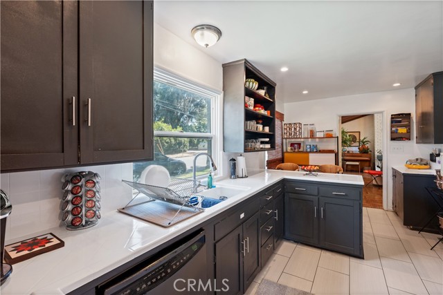 1105 W Highland Avenue, Redlands CA: https://media.crmls.org/medias/f6588e16-5996-40e7-b4df-adb26118f150.jpg