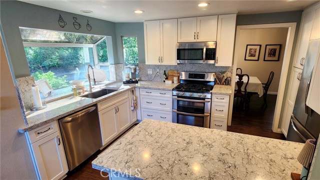 Detail Gallery Image 9 of 22 For 7324 Woodvale Ct, West Hills,  CA 91307 - 4 Beds | 3 Baths