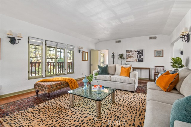 Detail Gallery Image 5 of 38 For 8246 4th St, Los Angeles,  CA 90048 - 2 Beds | 2 Baths