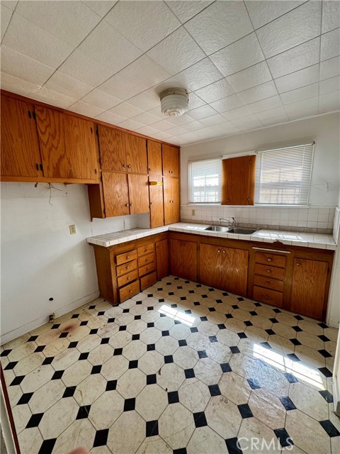 2046 S Ridgeley Drive, Los Angeles CA: https://media.crmls.org/medias/f65a9027-5a2d-42ae-8f7e-8048ea288953.jpg