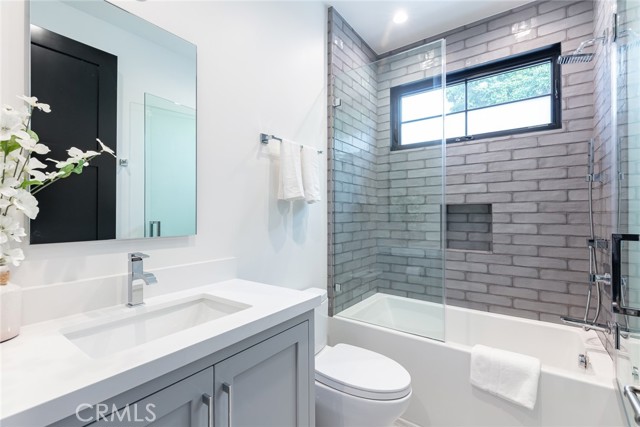 Detail Gallery Image 21 of 33 For 6149 Lindenhurst Ave, Los Angeles,  CA 90048 - 6 Beds | 5/2 Baths