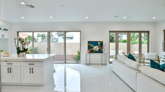 Detail Gallery Image 13 of 49 For 17413 Sienna Ln, Fountain Valley,  CA 92708 - 4 Beds | 4 Baths