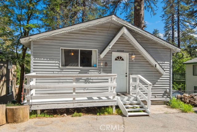 Detail Gallery Image 1 of 16 For 22868 Laurel Ln, Crestline,  CA 92325 - 3 Beds | 2 Baths