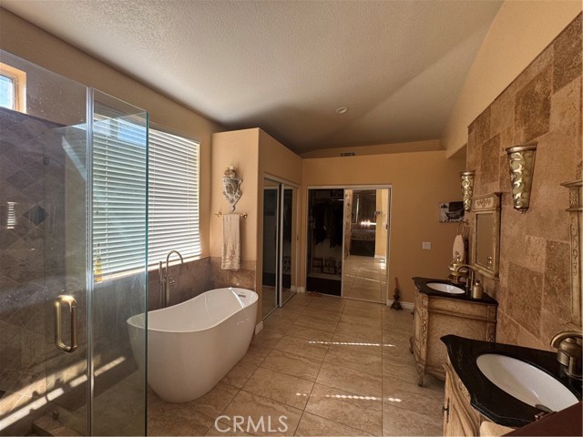 Detail Gallery Image 11 of 13 For 1045 La Marillo Cir, Corona,  CA 92879 - 4 Beds | 3 Baths