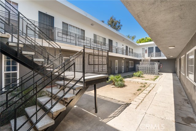 1850 Gardenia Avenue, Long Beach CA: https://media.crmls.org/medias/f65fc9c1-04cf-4db0-a692-7b9b64f57e94.jpg