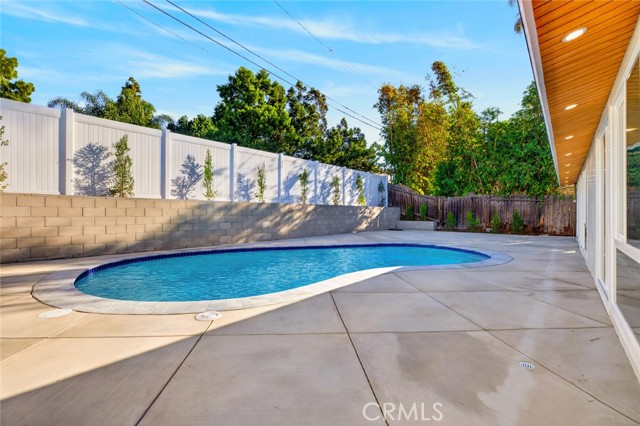 16445 Kingsbury photo 47