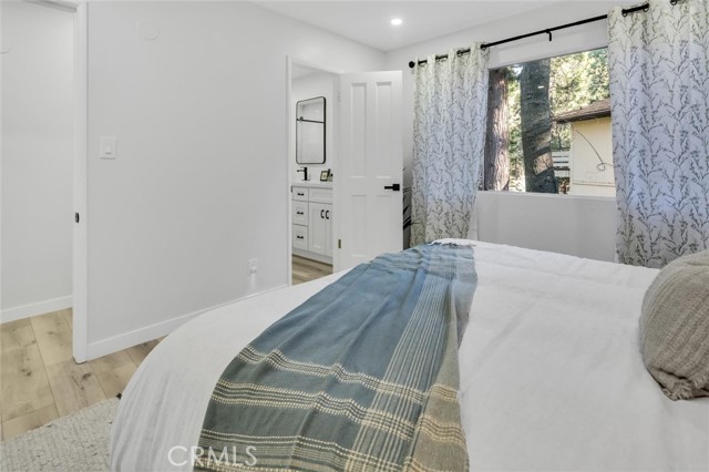 Detail Gallery Image 12 of 33 For 377 Hillside, Lake Arrowhead,  CA 92352 - 3 Beds | 2 Baths