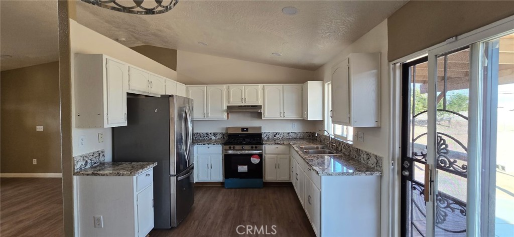 https://media.crmls.org/medias/f6620e3e-bd3b-4a5c-a440-6574a3966332.jpg?preset=X-Large